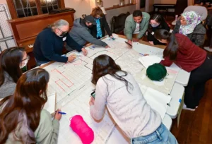 南加州大学学者与社区成员一起参与南加州大学城市树木项目。(照片:Gus Ruelas)