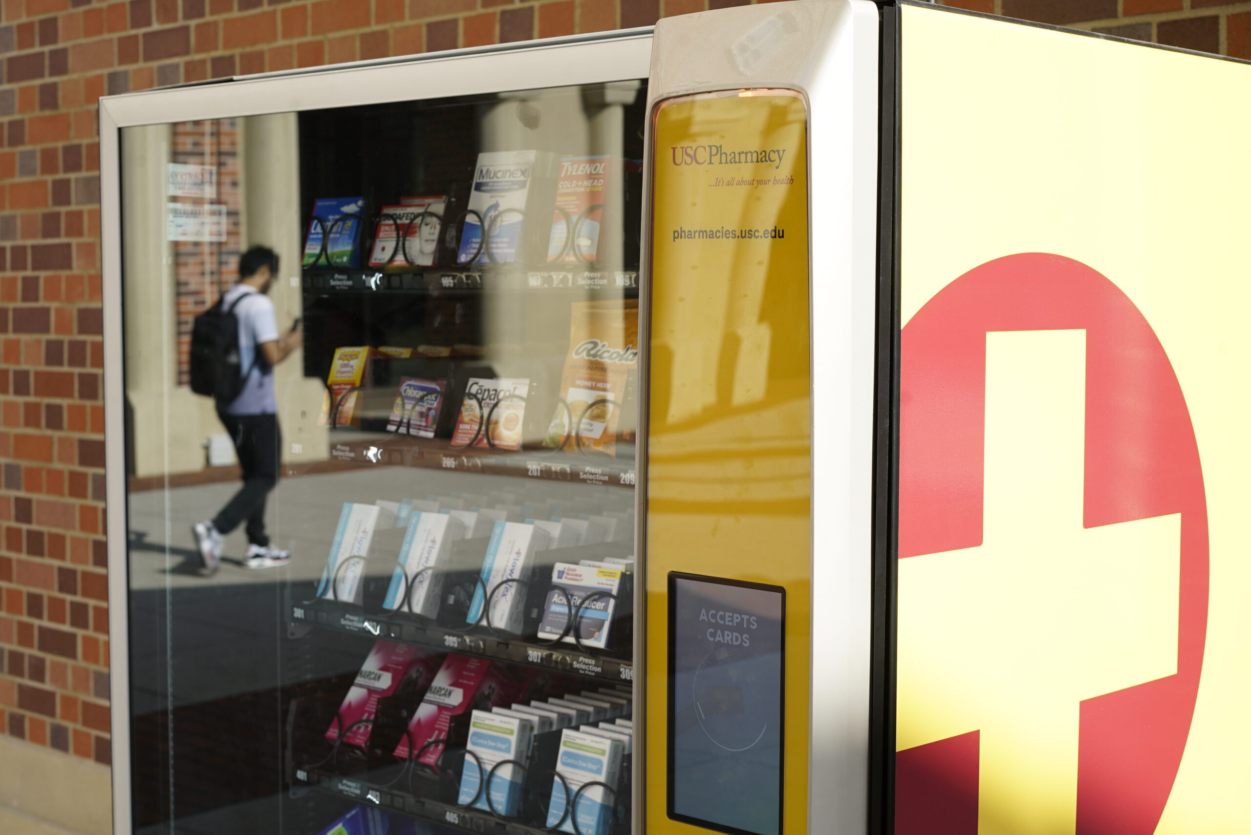 这些机器主要接受信用卡，同时也支持Google Pay和Apple Pay。（照片由Isaac Mora / 南加州大学Mann学院提供）