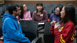 亚裔美籍学生在南加州大学文化中心与亚裔同族联谊交流