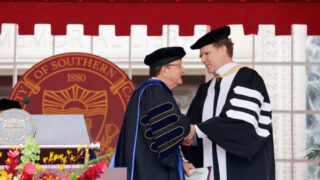 南加州大学2017年毕业典礼：逾17000名学生毕业，Will Ferrell等特洛伊校友会成员前来观礼