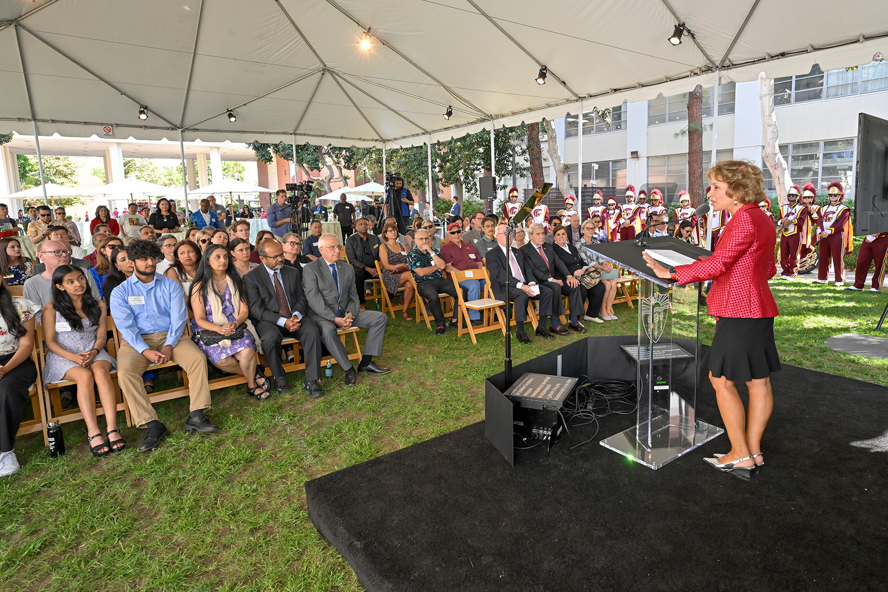 南加州大学校长Carol L. Folt在冠名仪式上向观众致辞。(南加州大学照片/Gus Ruelas)