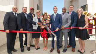 USC和洛杉矶领导们为重新翻修的体育场揭幕剪彩