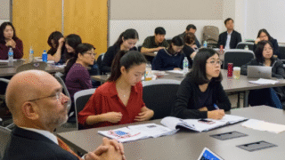 来自上海的政府官员参加南加州大学Price公共政策学院开设的文化管理课程