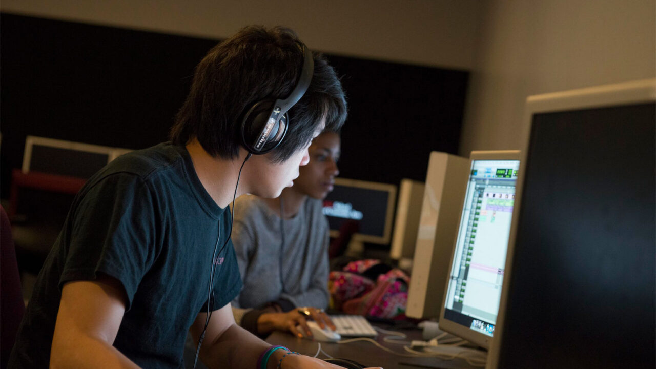 南加州大学各学院鼓励多元化课程,让学术百花齐放、百家争鸣