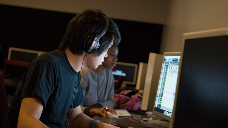 南加州大学各学院鼓励多元化课程，让学术百花齐放、百家争鸣