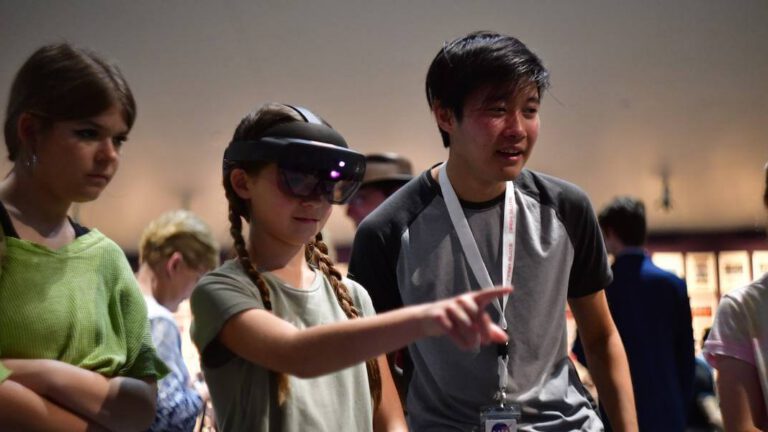 南加州大学学生参与增强现实NASA“学生宇航服用户界面技术”挑战赛