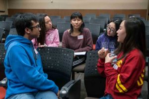 亚裔美籍学生在南加州大学文化中心与亚裔同族联谊交流